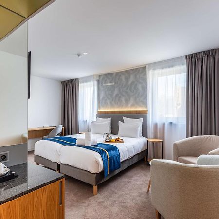 Brit Hotel Privilege Paris 罗尼苏布瓦 外观 照片
