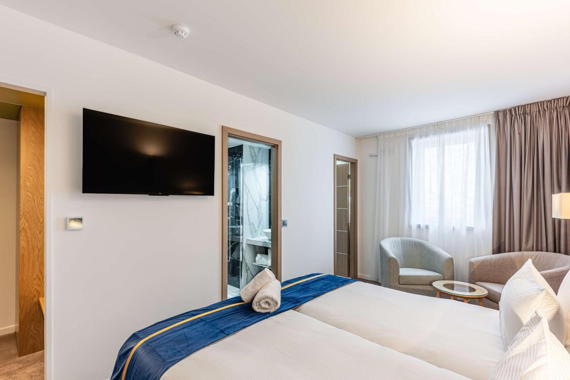 Brit Hotel Privilege Paris 罗尼苏布瓦 外观 照片