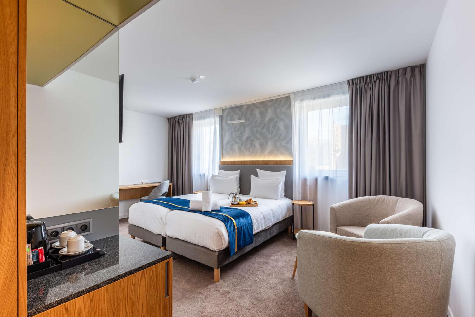 Brit Hotel Privilege Paris 罗尼苏布瓦 外观 照片
